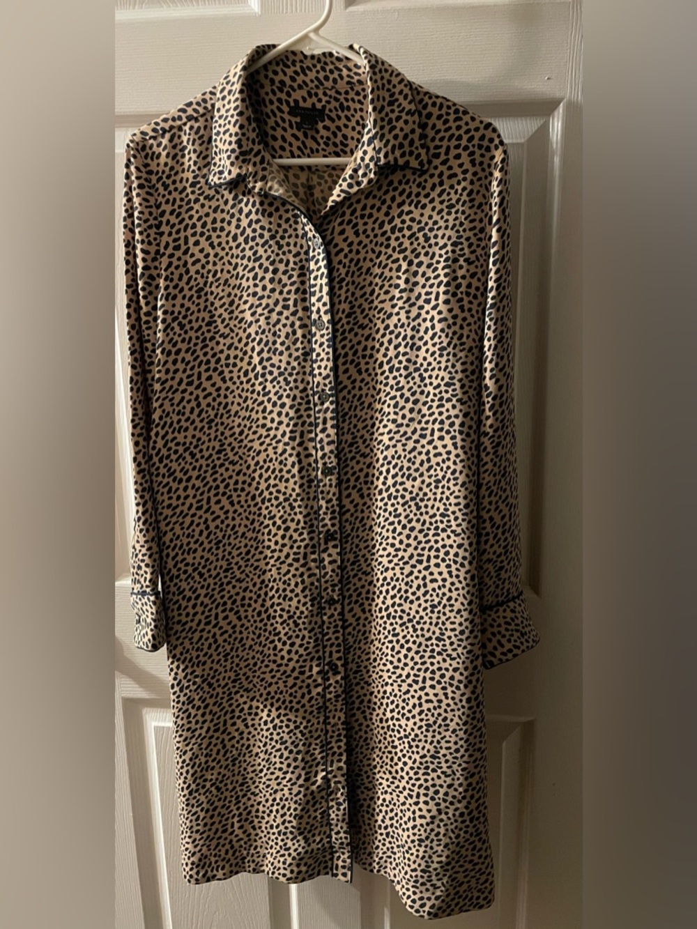 Ann Taylor Tan/Black Cheetah Print Shirt Dress W/shirt tail
No Belt.
EUC - Picture 3 of 7